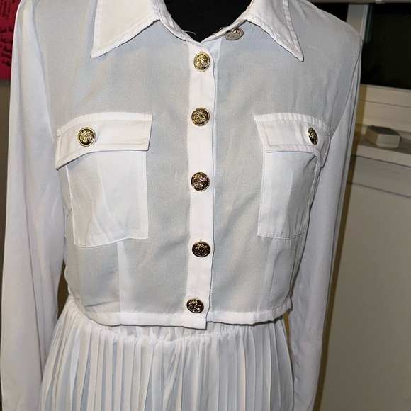 White two piece pant suit - Picture 2 of 3